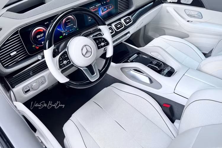 Bên trong nội thất của Mercedes-Maybach GLS 600 Edition 100 được xử lý với 2 tone màu trắng pha lê và xám bạc ngọc trai có thể làm choáng ngợp bất kỳ ai khi lần đầu chiêm ngưỡng.