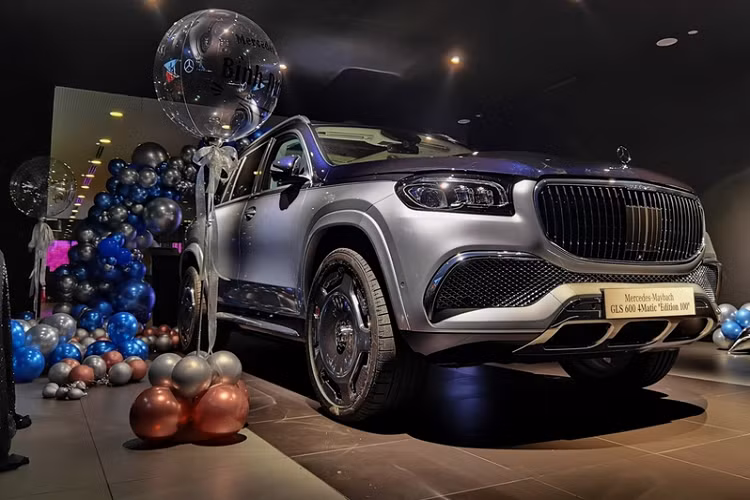 Do được chế tác thủ công, mỗi chiếc Mercedes-Maybach GLS Edition 100 xuất xưởng là cả quá trình sản xuất phức tạp và kỳ công của đội ngũ kỹ sư bậc thầy. Mỗi chiếc Maybach sẽ tiêu tốn khoảng 4 đến 5 tuần cho các công đoạn chế tác khắt khe nhất. 