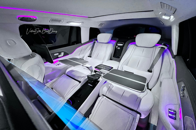 GLS 600 Edition 100 cao hơn 33 cm so với chiếc sedan, mang đến không gian nội thất rộng rãi độc đáo với chỗ để chân dài tối đa 1.1 mét và hệ thống treo khí nén. Chiếc xe này còn sở hữu khả năng cách âm ấn tượng giúp tạo nên một không gian sang trọng và cách biệt.