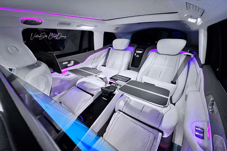 GLS 600 Edition 100 cao hơn 33 cm so với chiếc sedan, mang đến không gian nội thất rộng rãi độc đáo với chỗ để chân dài tối đa 1.1 mét và hệ thống treo khí nén. Chiếc xe này còn sở hữu khả năng cách âm ấn tượng giúp tạo nên một không gian sang trọng và cách biệt.