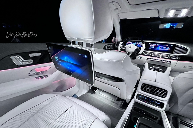 Ngoài ra, Mercedes-Maybach GLS Edition 100 cũng có khoang sau hạng nhất được cách âm chống ồn với hệ thống âm thanh vòm Burmester 4D, có chức năng sưởi và mát xa cho ghế, cùng màn hình công nghệ cao phục vụ cho thông tin giải trí.