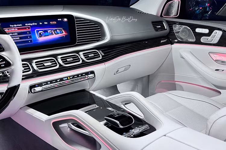 Để vận hành, Mercedes-Maybach GLS Edition 100 trang bị động cơ V8 4.0L tăng áp kép, cho ra công suất tới 557 mã lực, có sẵn hệ dẫn động bốn bánh toàn thời gian 4Matic, cùng các công nghệ tân tiến tương tự có ở bản GLS 600 Maybach.