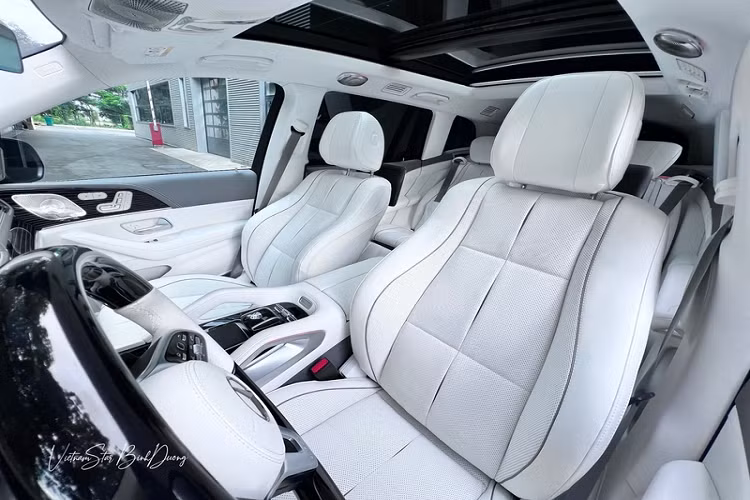 Không chỉ dừng tại đó, hãng xe sang Đức cũng hợp tác với Robbe &amp; Berking để cung cấp các ly sâm-panh bằng bạc có dấu khắc đặc biệt cho mẫu SUV siêu sang Mercedes-Maybach GLS 600 Edition 100.