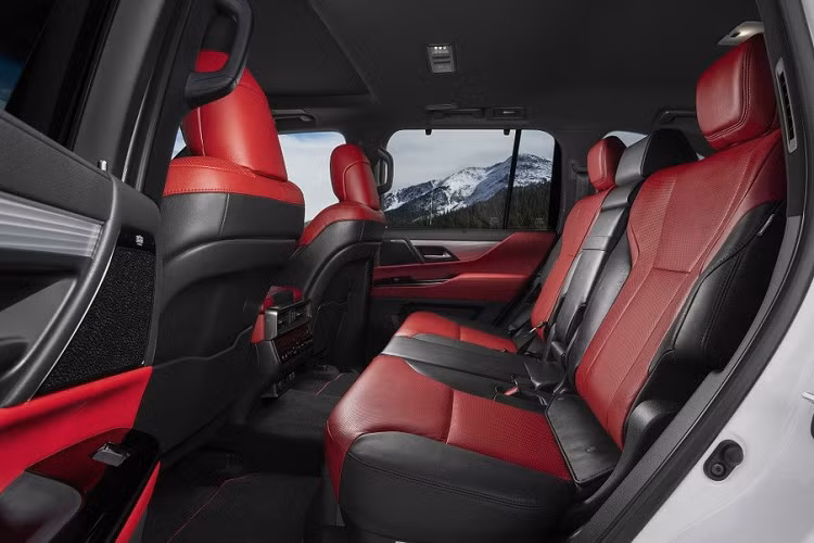 Tại thị trường Mỹ, giá xe Lexus LX 600 F SPORT 2022 được bán với mức khởi điểm từ 101.000 USD (khoảng 2,32 tỷ đồng). Sau Mỹ, xe sẽ tiếp tục được giới thiệu ở những thị trường khác như Việt Nam.