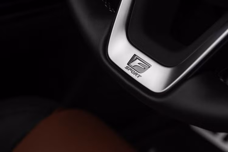 Tương tự ngoại thất, nội thất xe cũng có màu riêng cho là đỏ Circuit Red. Màu đỏ này kết hợp với những chi tiết màu đen trong xe, tạo sự tương phản đậm chất thể thao. Đáng tiếc là sức mạnh động cơ của Lexus LX 600 F SPORT 2022 không có gì khác so với bản thường. Xe vẫn dùng động cơ xăng V6, tăng áp kép, dung tích 3.5L, tạo ra công suất tối đa 409 mã lực và mô-men xoắn cực đại 650 Nm. Sức mạnh được truyền tới bánh thông qua hộp số tự động 10 cấp.