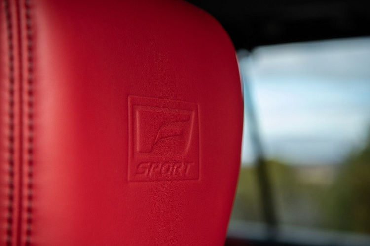 Bù lại, Lexus LX 600 F SPORT 2022 có thêm hệ thống giảm xóc hiệu suất cao ở đầu xe và đuôi xe, khóa vi sai chống trượt Torsen cũng như thanh cân bằng phía sau. Bên cạnh đó là hệ thống treo thích ứng chủ động AVS và hệ thống lái trợ lực điện được hiệu chỉnh đặc biệt để cải thiện cảm giác lái cho xe.