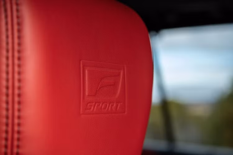 Bù lại, Lexus LX 600 F SPORT 2022 có thêm hệ thống giảm xóc hiệu suất cao ở đầu xe và đuôi xe, khóa vi sai chống trượt Torsen cũng như thanh cân bằng phía sau. Bên cạnh đó là hệ thống treo thích ứng chủ động AVS và hệ thống lái trợ lực điện được hiệu chỉnh đặc biệt để cải thiện cảm giác lái cho xe.