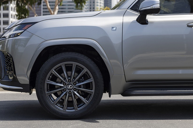 SUV hạng sang Lexus LX 600 F SPORT 2022 được phân biệt với bản thường qua thiết kế lưới tản nhiệt. Cụ thể, Lexus LX 600 F SPORT 2022 cũng được trang bị lưới tản nhiệt hình con suốt cỡ lớn trên đầu xe như bản thường. Tuy nhiên, lưới tản nhiệt này đi kèm mắt lưới "F mesh" màu đen thay vì nan nằm ngang khi bản thường. Ngoài ra, lưới tản nhiệt của xe còn được bao quanh bằng viền màu đen bóng.