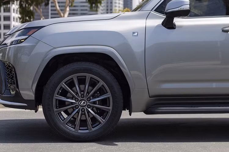 SUV hạng sang Lexus LX 600 F SPORT 2022 được phân biệt với bản thường qua thiết kế lưới tản nhiệt. Cụ thể, Lexus LX 600 F SPORT 2022 cũng được trang bị lưới tản nhiệt hình con suốt cỡ lớn trên đầu xe như bản thường. Tuy nhiên, lưới tản nhiệt này đi kèm mắt lưới "F mesh" màu đen thay vì nan nằm ngang khi bản thường. Ngoài ra, lưới tản nhiệt của xe còn được bao quanh bằng viền màu đen bóng.