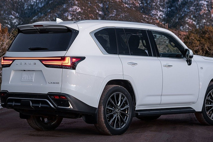 Đặc điểm nhận dạng tiếp theo của Lexus LX 600 F SPORT 2022 chính là bộ vành hợp kim có đường kính lên đến 22 inch. Bộ vành này có thiết kế đa chấu và sơn màu đen nhằm tăng vẻ khỏe khoắn cho xe. Cuối cùng là màu sơn trắng Ultra White dành riêng cho LX 600 F SPORT 2022.