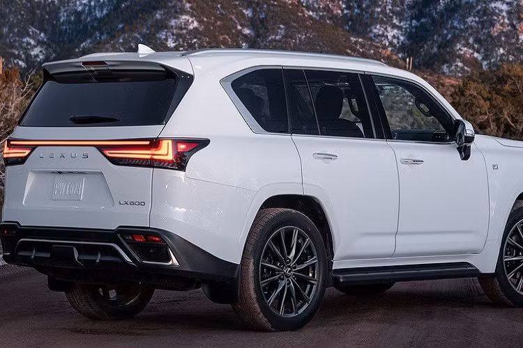 Đặc điểm nhận dạng tiếp theo của Lexus LX 600 F SPORT 2022 chính là bộ vành hợp kim có đường kính lên đến 22 inch. Bộ vành này có thiết kế đa chấu và sơn màu đen nhằm tăng vẻ khỏe khoắn cho xe. Cuối cùng là màu sơn trắng Ultra White dành riêng cho LX 600 F SPORT 2022.