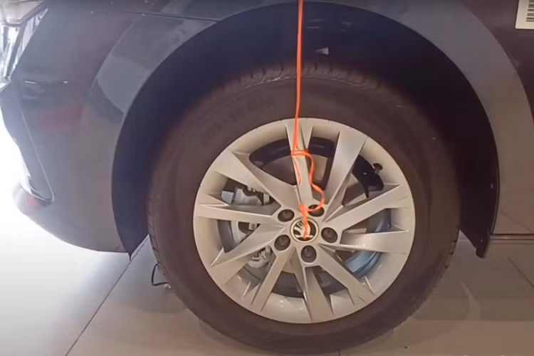 Trong khi đó, bản Ambition có thêm vành hợp kim 16 inch sơn 1 màu, đèn sương mù trước, tay nắm cửa mạ crôm và gương chiếu hậu gập chỉnh điện. Tiến lên bản Style, khách hàng mua mẫu sedan hạng B này sẽ nhận thêm những trang bị như đèn pha LED tự động, vành hợp kim 16 inch sơn 2 màu và viền cửa sổ mạ crôm. Riêng bản Style cao cấp nhất sẽ có thêm cửa sổ trời 1 mảnh và cần gạt nước tự động.