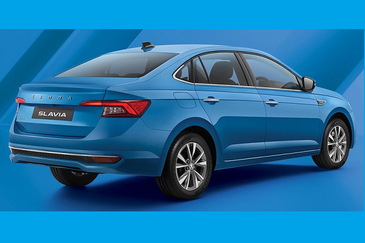 Nhờ đó, Skoda Slavia có kích thước khá lớn, bao gồm chiều dài 4.541 mm, chiều rộng 1.752 mm, chiều cao 1.487 mm và chiều dài cơ sở 2.651 mm. So với những đối thủ cùng phân khúc như Toyota Vios (2.550 mm), Honda City (2.600 mm) và Hyundai Accent (2.600 mm), tân binh đến từ Cộng hòa Séc có chiều dài cơ sở nhỉnh hơn hẳn. Vì vậy, cũng không ngạc nhiên khi Skoda Slavia có thể tích khoang hành lý đạt 521 lít, lớn hơn các đối thủ. 