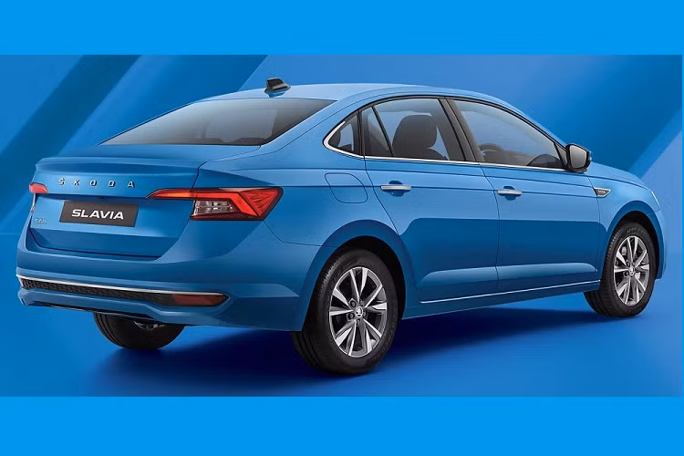 Nhờ đó, Skoda Slavia có kích thước khá lớn, bao gồm chiều dài 4.541 mm, chiều rộng 1.752 mm, chiều cao 1.487 mm và chiều dài cơ sở 2.651 mm. So với những đối thủ cùng phân khúc như Toyota Vios (2.550 mm), Honda City (2.600 mm) và Hyundai Accent (2.600 mm), tân binh đến từ Cộng hòa Séc có chiều dài cơ sở nhỉnh hơn hẳn. Vì vậy, cũng không ngạc nhiên khi Skoda Slavia có thể tích khoang hành lý đạt 521 lít, lớn hơn các đối thủ. 