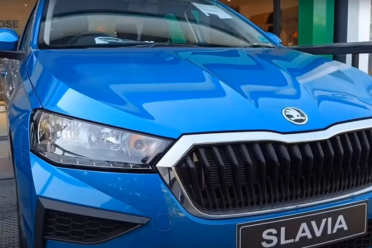Tại thị trường Ấn Độ, Skoda Slavia được chia thành 4 phiên bản là Active, Ambition, Style và Style có cửa sổ trời. Dù ở phiên bản nào, xe cũng sở hữu ngoại hình có những nét đặc trưng của thương hiệu Skoda như lưới tản nhiệt hình lục giác với những nan nằm dọc sơn đen và viền mạ crôm. Thêm vào đó là cụm đèn pha khá to bản, hốc gió trung tâm rộng trên cản trước và nắp ca-pô dập gân thể thao. 