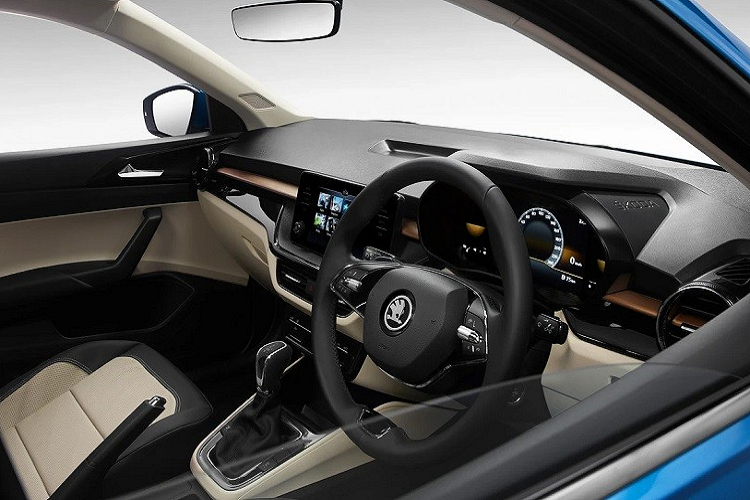 Bệ tì tay hàng ghế trước tích hợp ngăn chứa đồ, bệ tì tay hàng ghế sau đi kèm ngăn đựng cốc, cửa sổ bên ghế lái tự động đóng/mở một chạm, hộc lạnh đựng găng, nút bấm khởi động máy và lẫy chuyển số sau vô lăng, khách hàng phải mua từ bản Ambition trở lên. 