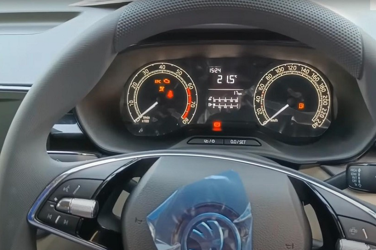 Không chỉ có chiều dài cơ sở nhỉnh hơn các đối thủ, Skoda Slavia còn là mẫu sedan cỡ B cao nhất phân khúc. Những điều này sẽ mang đến không gian nội thất rộng rãi và thoáng đãng hơn cho người ngồi bên trong xe. Bước vào bên trong mẫu xe này, người dùng sẽ bắt gặp không gian nội thất 5 chỗ ngồi với những chi tiết thiết kế khá giống với Skoda Kushaq như vô lăng 2 chấu, màn hình thông tin giải trí, cửa gió điều hòa trung tâm hay cần số. 