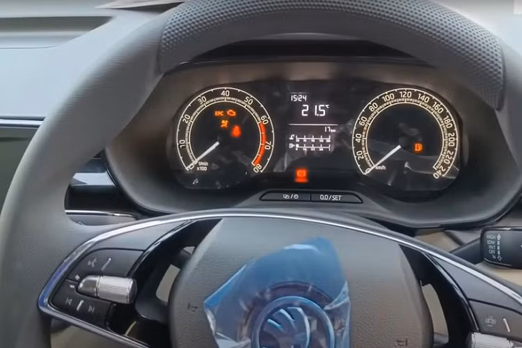 Không chỉ có chiều dài cơ sở nhỉnh hơn các đối thủ, Skoda Slavia còn là mẫu sedan cỡ B cao nhất phân khúc. Những điều này sẽ mang đến không gian nội thất rộng rãi và thoáng đãng hơn cho người ngồi bên trong xe. Bước vào bên trong mẫu xe này, người dùng sẽ bắt gặp không gian nội thất 5 chỗ ngồi với những chi tiết thiết kế khá giống với Skoda Kushaq như vô lăng 2 chấu, màn hình thông tin giải trí, cửa gió điều hòa trung tâm hay cần số. 