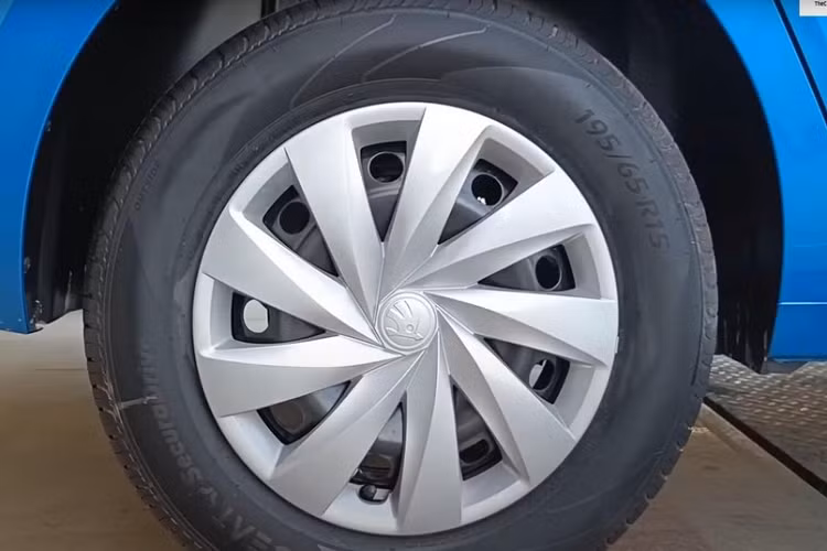 Bên sườn, Skoda Slavia có thêm 2 đường gân dập nổi kéo dài từ đèn pha và chắn bùn trước đến đèn hậu trong khi gương ngoại thất nằm trên cột A. Đằng sau xe xuất hiện cụm đèn hậu hình chữ "C", cửa cốp tích hợp cánh gió vuốt nhẹ và hốc gió giả trên cản sau. 