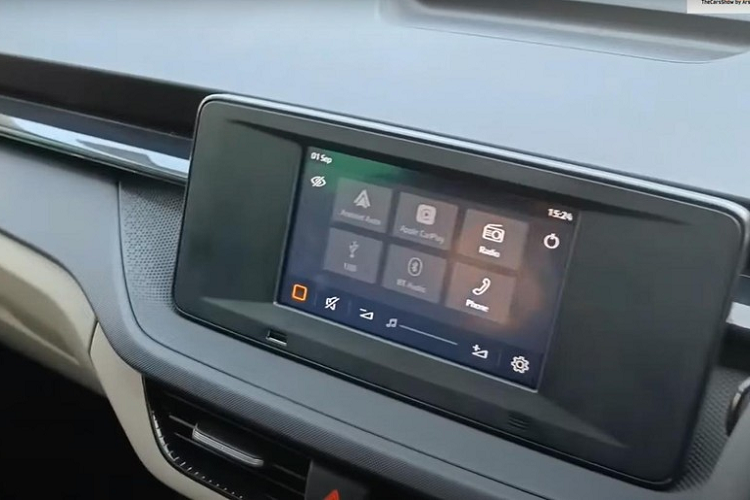 Ở bản tiêu chuẩn, Skoda Slavia đi kèm những trang bị nội thất như màn hình cảm ứng trung tâm 7 inch, hỗ trợ Apple CarPlay/Android Auto, hệ thống âm thanh 4 loa, vô lăng chỉnh 4 hướng, tích hợp phím chỉnh âm lượng, bảng đồng hồ kết hợp giữa analogue và màn hình đa thông tin, điều hòa chỉnh tay, 4 cửa sổ chỉnh điện, mở cửa không cần chìa khóa hay ghế bọc nỉ màu đen. 