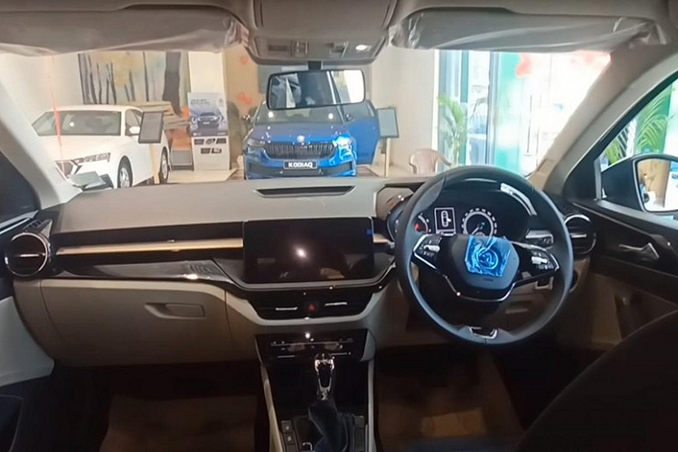 Nếu muốn có thêm mặt táp-lô màu đen với những điểm nhấn màu bạc, màn hình cảm ứng trung tâm 8 inch, hỗ trợ Apple CarPlay/Android Auto không dây, bảng đồng hồ nâng cấp, hệ thống âm thanh 8 loa, điều hòa tự động, cửa gió điều hòa ở hàng ghế sau, hệ thống đèn viền nội thất, 4 cổng USB Type C 