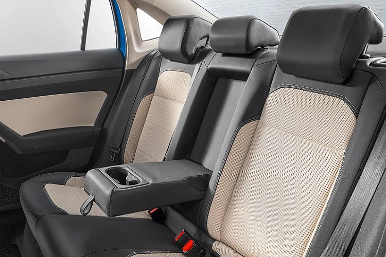 Tuy nhiên, do thiếu chip bán dẫn nên xe hiện chỉ dùng màn hình 8 inch ở 3 bản, trừ bản Active. Như vậy, trái ngược với ngoại thất, nội thất của Skoda Slavia được trang bị khá đầy đủ, thậm chí còn có những trang bị vượt trội so với những mẫu sedan hạng B đang bán tại Việt Nam như hệ thống đèn viền, sạc không dây, 4 cổng USB Type C, ghế trước thông hơi và bảng đồng hồ kỹ thuật số 8 inch. Nếu vẫn giữ những trang bị này khi bán ở Việt Nam, Skoda Slavia sẽ là một lựa chọn đáng cân nhắc trong phân khúc. 