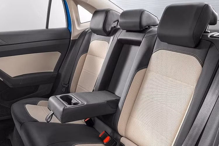 Tuy nhiên, do thiếu chip bán dẫn nên xe hiện chỉ dùng màn hình 8 inch ở 3 bản, trừ bản Active. Như vậy, trái ngược với ngoại thất, nội thất của Skoda Slavia được trang bị khá đầy đủ, thậm chí còn có những trang bị vượt trội so với những mẫu sedan hạng B đang bán tại Việt Nam như hệ thống đèn viền, sạc không dây, 4 cổng USB Type C, ghế trước thông hơi và bảng đồng hồ kỹ thuật số 8 inch. Nếu vẫn giữ những trang bị này khi bán ở Việt Nam, Skoda Slavia sẽ là một lựa chọn đáng cân nhắc trong phân khúc. 