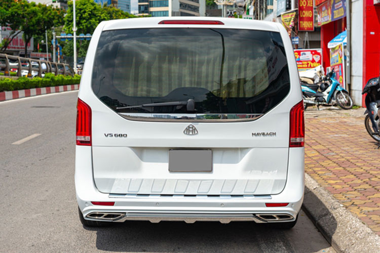 Đuôi xe không có quá nhiều sự khác biệt ngoài phần hệ thống ống xả kép đặt đối xứng hai bên. Tên phiên bản đã được chủ nhân gắn mới có tên "VS 680" cùng logo "Maybach". Đèn hậu cũng là dạng full LED.