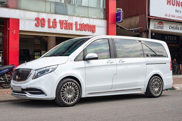 Hiện mức giá xe Mercedes-Benz V220d đời 2016 này đang được rao bán trên sàn xe cũ ở Hà Nội với mức giá 2,1 tỷ đồng sau quãng đường hơn 106.000 km. Tuy nhiên, nó đã được độ lại khá hoàn hảo với số tiền lên đến hơn 500 triệu đồng.