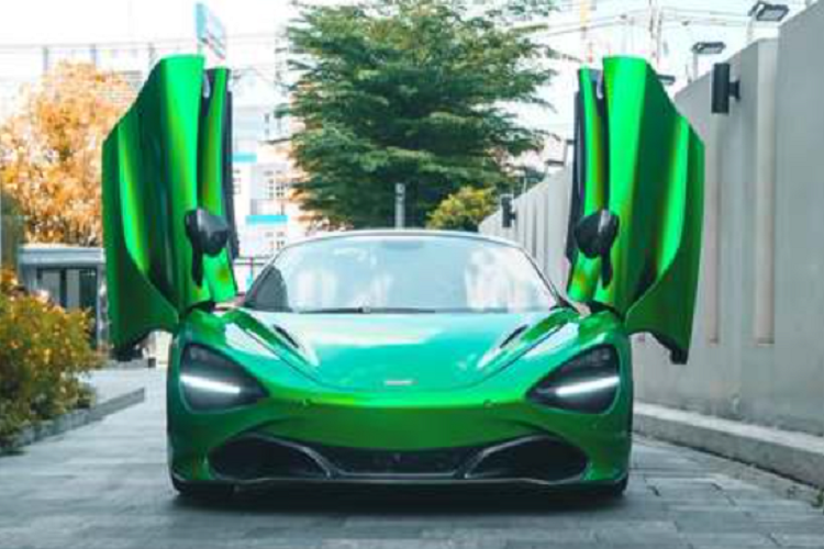 Ngoại trừ việc "đổi áo" thì ngoại thất xe gần như không có cập nhật nào nữa. McLaren 720S Spider mui trần vẫn dùng bộ la-zăng 5 chấu kép sơn đen mờ, đi kèm kẹp phanh màu cam tương phản nổi bật.