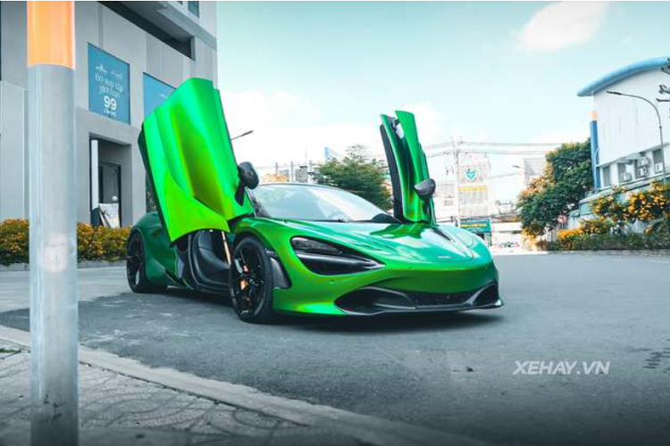 Dù không được độ bodykit nhưng chiếc 720S Spider này vẫn rất ấn tượng vì thuộc bản Performance. Cụ thể, xe có khá nhiều chi tiết được làm bằng vật liệu sợi carbon như cản trước, hốc đèn pha, gương chiếu hậu, nắp khoang động cơ, hốc hút gió và cản sau...