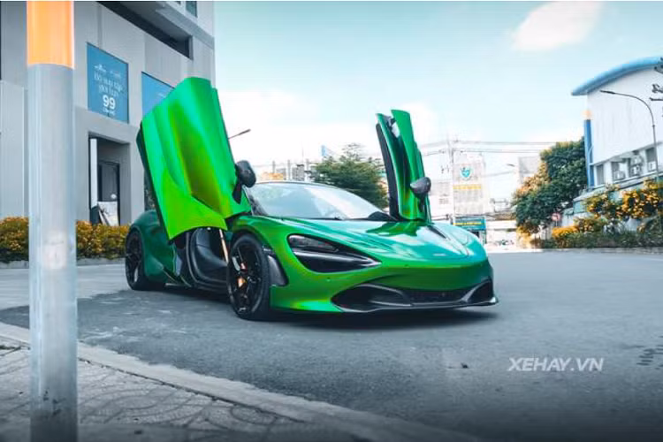 Dù không được độ bodykit nhưng chiếc 720S Spider này vẫn rất ấn tượng vì thuộc bản Performance. Cụ thể, xe có khá nhiều chi tiết được làm bằng vật liệu sợi carbon như cản trước, hốc đèn pha, gương chiếu hậu, nắp khoang động cơ, hốc hút gió và cản sau...