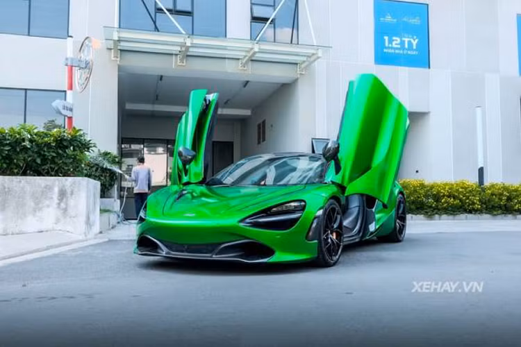 Có lẽ bước sang năm mới nên chủ của chiếc McLaren 720S Spider màu đen Borealis cũng muốn làm mới cho "xế yêu" của mình. Siêu xe Anh Quốc đã được dán decal màu xanh lá bắt mắt, trái ngược hẳn với tông đen huyền bí nguyên bản.