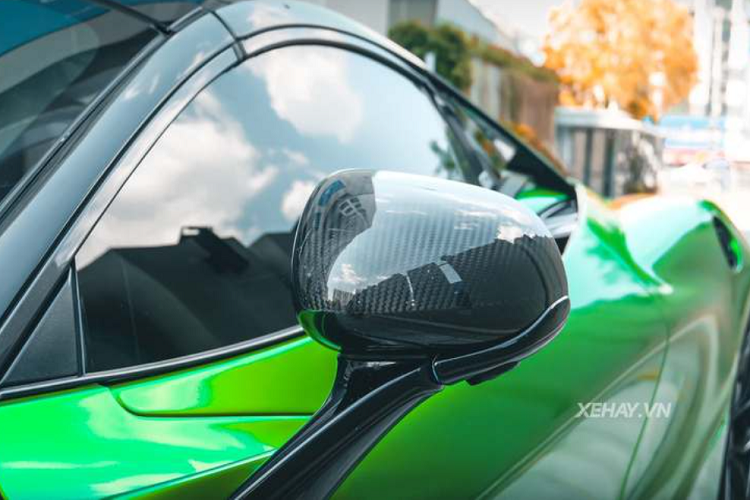 Cung cấp sức mạnh cho 720S Spider là khối động cơ xăng tăng áp kép V8 4.0L sản sinh công suất 710 mã lực và 769Nm mô-men xoắn cực đại, đi kèm là hộp số tự động tuần tự 7 cấp giúp xe chỉ cần 2,9 giây để tăng tốc từ 0 - 100 km/h. Tốc độ tối đa của xe đạt 325 km/h. Được biết, xe đã được độ lại ống xả của RYFT để cho ra âm thanh uy lực hơn. 