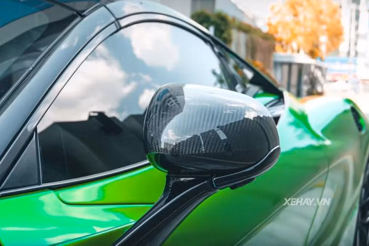 Cung cấp sức mạnh cho 720S Spider là khối động cơ xăng tăng áp kép V8 4.0L sản sinh công suất 710 mã lực và 769Nm mô-men xoắn cực đại, đi kèm là hộp số tự động tuần tự 7 cấp giúp xe chỉ cần 2,9 giây để tăng tốc từ 0 - 100 km/h. Tốc độ tối đa của xe đạt 325 km/h. Được biết, xe đã được độ lại ống xả của RYFT để cho ra âm thanh uy lực hơn. 