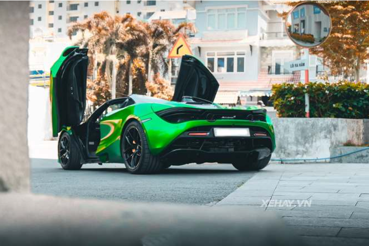 Không biết chính xác giá xe McLaren 720S Spider tại Việt Nam là bao nhiêu, nhưng theo giới điệu mộ thì chủ xe có lẽ đã phải tiêu tốn hơn 1 triệu USD (hơn 23 tỷ đồng) để "rước" siêu phẩm này về nhà 