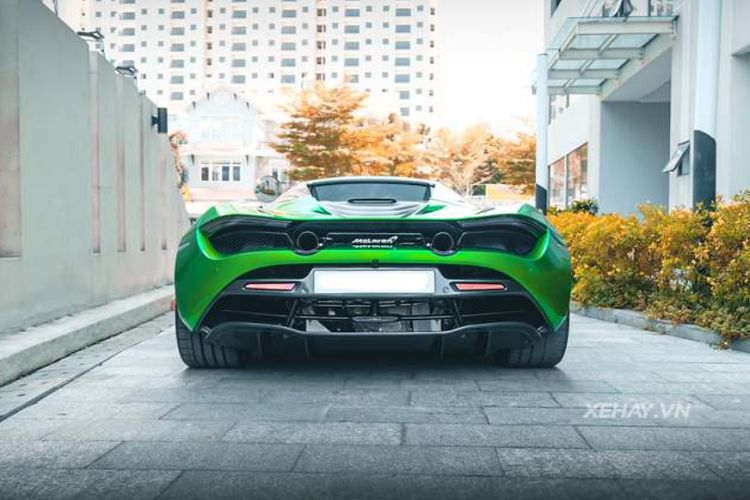 Là phiên bản mui trần của McLaren 720S Coupe, 720S Spider sở hữu phần mui cứng có thể thu vào, các cửa sổ sau chỉnh điện và các cột trụ mới. 