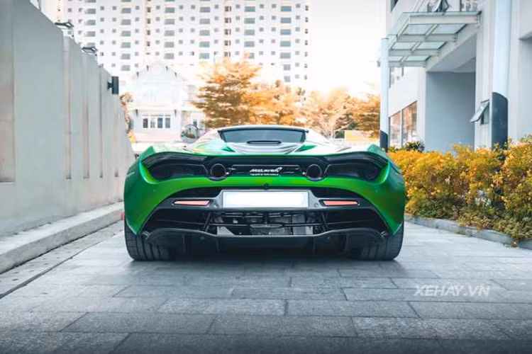 Là phiên bản mui trần của McLaren 720S Coupe, 720S Spider sở hữu phần mui cứng có thể thu vào, các cửa sổ sau chỉnh điện và các cột trụ mới. 