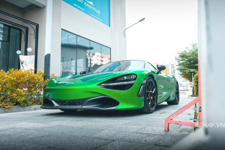 Ở phía sau, McLaren 720S Spider được trang bị cánh gió đuôi chủ động giúp tăng lực ép xuống đường khi cần, cùng hệ thống ống xả đặt cao lạ mắt - đã được chủ nhân nâng cấp lên hệ thống ống xả hiệu Ryft để cho ra âm thanh uy lực hơn, mạnh mẽ hơn.