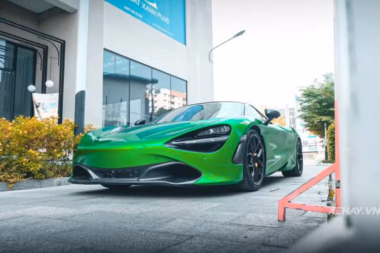 Ở phía sau, McLaren 720S Spider được trang bị cánh gió đuôi chủ động giúp tăng lực ép xuống đường khi cần, cùng hệ thống ống xả đặt cao lạ mắt - đã được chủ nhân nâng cấp lên hệ thống ống xả hiệu Ryft để cho ra âm thanh uy lực hơn, mạnh mẽ hơn.