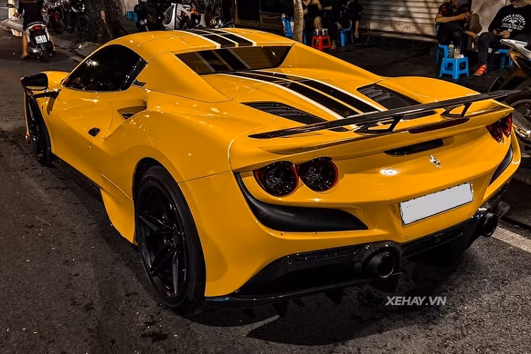 Tại Mỹ, ở thời điểm mới ra mắt, giá xe Ferrari F8 Spider có mức bán ra từ khoảng 280.000 USD (khoảng 6,35 tỷ đồng), tuy nhiên, sau khi về Việt Nam, mẫu siêu xe này có giá ước tính trên 20 tỷ đồng.