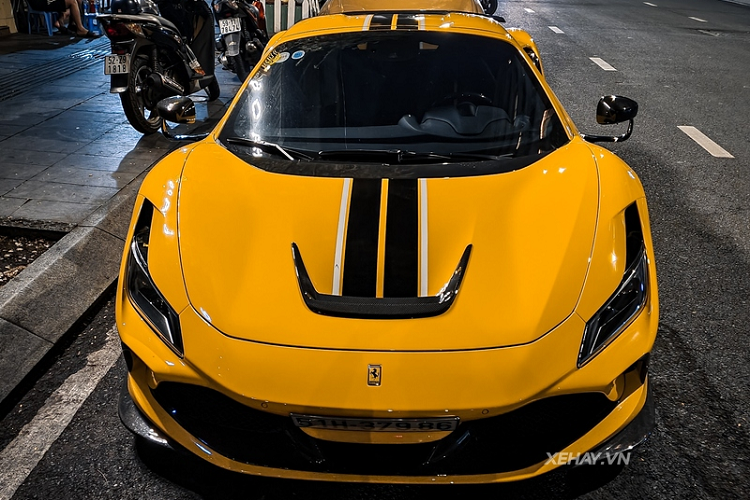 Viền hốc hút gió trên mui siêu xe Ferrari F8 Spider phía trước cũng được thay bằng vật liệu sợi carbon giúp tạo thêm điểm nhấn cho siêu xe mui trần. Gần đây, chiếc xe này đã được chủ nhân độ thêm gương chiếu hậu sợi carbon có thiết kế lấy cảm hứng từ xe đua GT3. Được biết chi tiết này cũng thuộc gói độ cao cấp nhất của Novitec, là N-Largo.