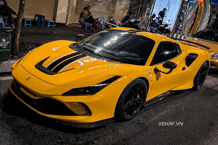 Bộ bodykit của chiếc Ferrari F8 Spider độ khủng này đến từ thương hiệu Novitec danh tiếng, bao gồm loạt chi tiết làm bằng sợi carbon như líp cản trước, ốp trong hốc gió, cánh chia gió trong hốc gió ở hông xe, líp hông...