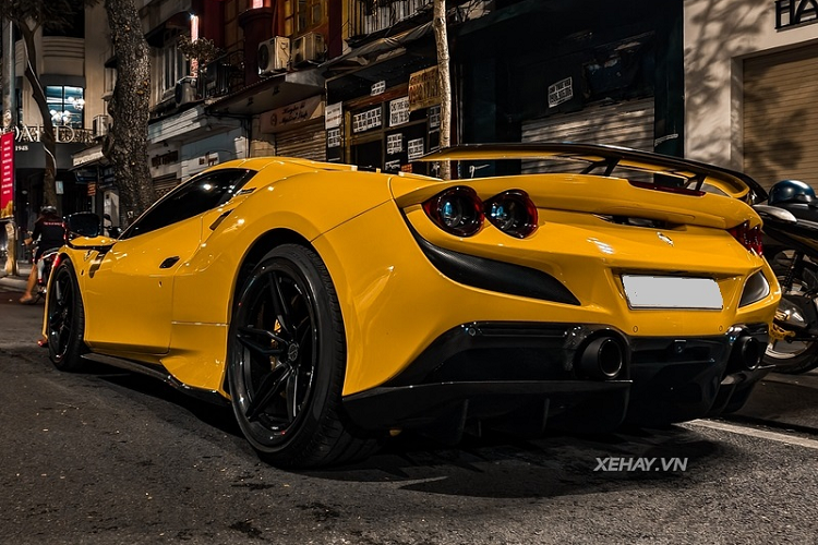 Ferrari F8 Spider thực ra chính là phiên bản mui trần của F8 Tributo, xe có phần mái gập kim loại, có thể đóng hoặc mở hoàn toàn chỉ trong 14 giây, nó cũng nhẹ hơn 20kg so với 488 Spider. Siêu xe mui trần mới nặng 1.400 kg trong khi người anh em Tributo Coupe chỉ nặng 1.330 kg.