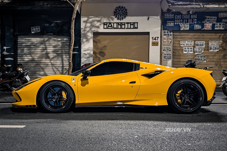 "Trái tim" của Ferrari F8 Spider là cỗ máy V8 3.9 lít Bi-Turbo tương tự như chiếc F8 Tributo, sản sinh công suất 711 mã lực và mô-men xoắn cực đại 770 Nm. giúp xe tăng tốc từ 0 lên 100 km/h chỉ trong 2.9 giây, trước khi đạt tốc độ tối đa 340 km/h.