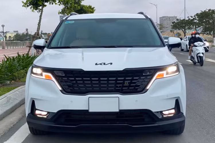 Hiện tại trên thị trường xe Việt, Kia Carnival 2022 là dòng xe MPV cỡ lớn bán chạy nhất trong phân khúc khi mang ưu điểm lắp ráp trong nước, kiểu dáng thiết kế đẹp mắt, trang bị nhiều đồ chơi, giá bán cạnh tranh với xe SUV và CUV 5+2 chỗ, cuối cùng là đa dạng phiên bản động cơ xăng và dầu.