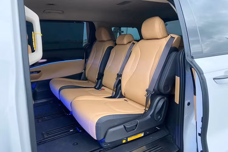 Cần số kiểu núm xoay, ghế lái nhớ 2 vị trí và chỉnh điện 12 hướng, ghế phụ chỉnh 10 hướng. Xe đi cùng với chế độ sưởi và làm mát ghế. Gương hiếu hậu chống chói tự động, camera 360 độ và hơn nữa.