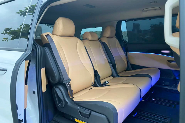 Phiên bản Kia Carnival 2022 Premium được trang bị nhiều “đồ chơi” như cặp màn hình hỗ trợ lái và giải trí trung tâm kỹ thuật số kích thước 12,3 inch.