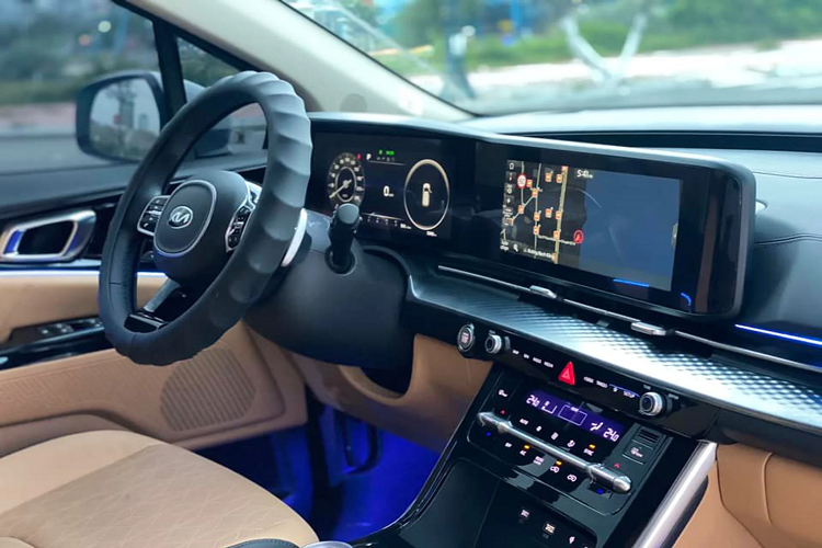 Ở phiên bản máy dầu, Carnival 2022 sử dụng động cơ 4cyl 2.2L, động cơ tăng áp Smartstream D2.2 CRDi VGT I4 của 4 phiên bản còn lại, cho công suất tối đa 199 mã lực tại 3.800 vòng/phút và mô-men xoắn cực đại 440Nm tại dải vòng tua 1.750 – 2.750 vòng/phút