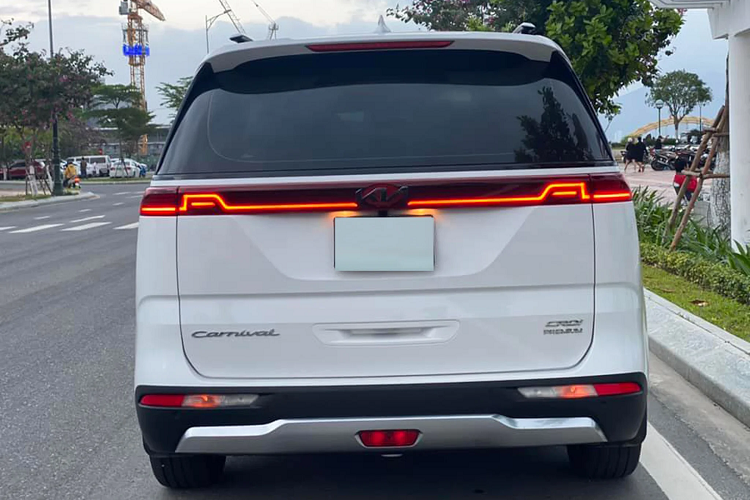 Mẫu xe MPV Kia Carnival 2022 hấp dẫn được nhiều khách hàng với nhu cầu mua xe phục vụ cho gia đình, đề cao sự thực dụng, nội thất rộng rãi và độ tiện nghi.